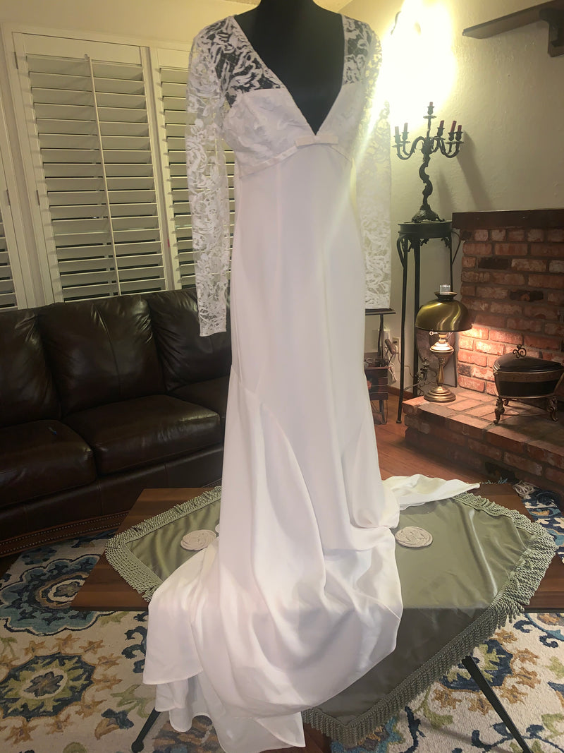 NOUVELLE AMSALE Julianna Lace & Crepe Trumpet Gown Sample Size 12 NOUVELLE AMSALE Julianna Lace & Crepe Trumpet Gown Sample Size 12